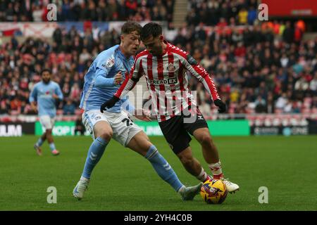 Stadium of Light, Sunderland le samedi 9 novembre 2024. Patrick Roberts de Sunderland affronte Victor Torp de Coventry City lors du Sky Bet Championship match entre Sunderland et Coventry City au Stadium of Light de Sunderland le samedi 9 novembre 2024. (Photo : Michael Driver | mi News) crédit : MI News & Sport /Alamy Live News Banque D'Images