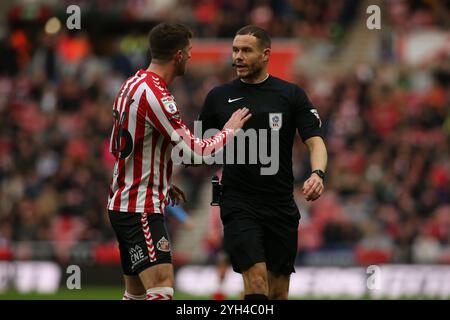 Stadium of Light, Sunderland le samedi 9 novembre 2024. Chris Mepham de Sunderland fait appel à l'arbitre Leigh Doughty lors du Sky Bet Championship match entre Sunderland et Coventry City au Stadium of Light de Sunderland le samedi 9 novembre 2024. (Photo : Michael Driver | mi News) crédit : MI News & Sport /Alamy Live News Banque D'Images