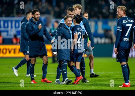 Bochum, Allemagne. 09 novembre 2024. Football : Bundesliga, VfL Bochum - Bayer Leverkusen, Journée 10, Vonovia Ruhrstadion : les joueurs de Bochum encouragent après le coup de sifflet final. Crédit : David Inderlied/dpa - NOTE IMPORTANTE : conformément aux règlements de la DFL German Football League et de la DFB German Football Association, il est interdit d'utiliser ou de faire utiliser des photographies prises dans le stade et/ou du match sous forme d'images séquentielles et/ou de séries de photos de type vidéo./dpa/Alamy Live News Banque D'Images