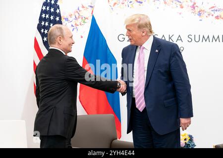 Le président Donald J. Trump accueille le président de la Fédération de Russie Vladimir Poutine à son arrivée pour assister à leur réunion bilatérale lors du sommet du G20 au Japon vendredi 28 juin 2019, à Osaka, au Japon. (Photo officielle de la Maison Blanche par Shealah Craighead) Banque D'Images