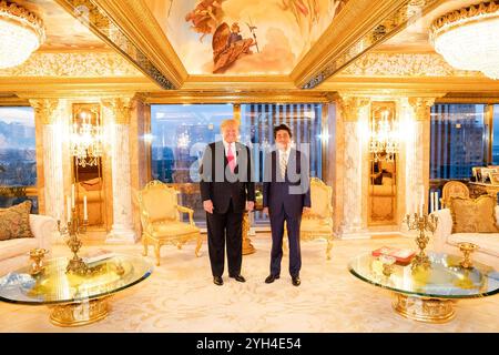 Le président Donald J. Trump et le premier ministre japonais Abe Shinzo dimanche 23 septembre 2018, se rencontrent dans la résidence du président Trump à la Trump Tower à New York, NY. (photo officielle de la Maison Blanche par Shealah Craighead) Banque D'Images