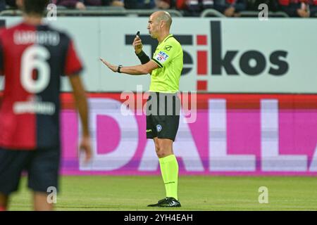 Cagliari, Italie. 09 novembre 2024. Arbitre Michael Fabbri lors du match de Serie A entre Cagliari Calcio et AC Milan à l'Unipol Domus à Cagliari, Sardaigne - samedi 9 novembre 2024. Sport - Soccer (photo de Gianluca Zuddas/Lapresse) crédit : LaPresse/Alamy Live News Banque D'Images