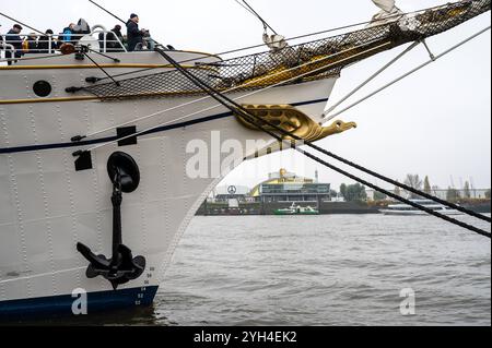 Deutschland, Hamburg 09.11.2024 : Die Gorch Fock 2 der deutschen Marine machte nach ihrem Werftbesuch in der Hamburger Norderwerft zum Open Ship an der Überseebrücke fest. Vom 9,11. bis 10.11.2024 konnten interessierte Gäste das Segelschulschiff der Bundesmarine besichtigen. Open Ship Gorch Fock 2 *** Allemagne, Hambourg 09 11 2024 L'allemand Navys Gorch Fock 2 amarré au Überseebrücke après sa visite du chantier naval Hamburgs Norderwerft du 9 11 au 10 11 2024, les invités intéressés ont pu visiter le navire allemand Navys Open Ship Gorch Fock 2 Banque D'Images