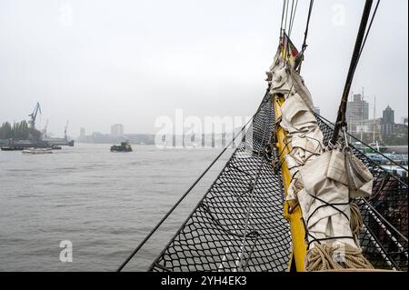 Deutschland, Hamburg 09.11.2024 : Die Gorch Fock 2 der deutschen Marine machte nach ihrem Werftbesuch in der Hamburger Norderwerft zum Open Ship an der Überseebrücke fest. Vom 9,11. bis 10.11.2024 konnten interessierte Gäste das Segelschulschiff der Bundesmarine besichtigen. Open Ship Gorch Fock 2 *** Allemagne, Hambourg 09 11 2024 L'allemand Navys Gorch Fock 2 amarré au Überseebrücke après sa visite du chantier naval Hamburgs Norderwerft du 9 11 au 10 11 2024, les invités intéressés ont pu visiter le navire allemand Navys Open Ship Gorch Fock 2 Banque D'Images