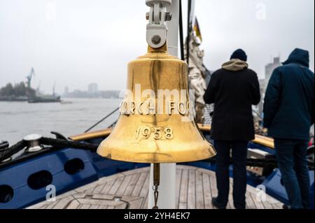 Deutschland, Hamburg 09.11.2024 : Die Gorch Fock 2 der deutschen Marine machte nach ihrem Werftbesuch in der Hamburger Norderwerft zum Open Ship an der Überseebrücke fest. Vom 9,11. bis 10.11.2024 konnten interessierte Gäste das Segelschulschiff der Bundesmarine besichtigen. Open Ship Gorch Fock 2 *** Allemagne, Hambourg 09 11 2024 L'allemand Navys Gorch Fock 2 amarré au Überseebrücke après sa visite du chantier naval Hamburgs Norderwerft du 9 11 au 10 11 2024, les invités intéressés ont pu visiter le navire allemand Navys Open Ship Gorch Fock 2 Banque D'Images