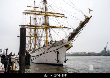 Deutschland, Hamburg 09.11.2024 : Die Gorch Fock 2 der deutschen Marine machte nach ihrem Werftbesuch in der Hamburger Norderwerft zum Open Ship an der Überseebrücke fest. Vom 9,11. bis 10.11.2024 konnten interessierte Gäste das Segelschulschiff der Bundesmarine besichtigen. Open Ship Gorch Fock 2 *** Allemagne, Hambourg 09 11 2024 L'allemand Navys Gorch Fock 2 amarré au Überseebrücke après sa visite du chantier naval Hamburgs Norderwerft du 9 11 au 10 11 2024, les invités intéressés ont pu visiter le navire allemand Navys Open Ship Gorch Fock 2 Banque D'Images