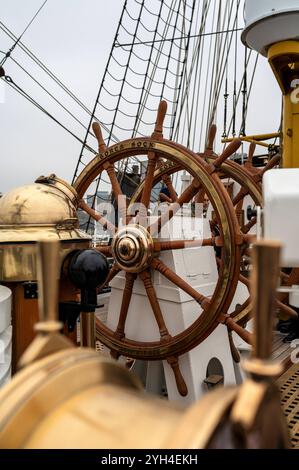 Deutschland, Hamburg 09.11.2024 : Die Gorch Fock 2 der deutschen Marine machte nach ihrem Werftbesuch in der Hamburger Norderwerft zum Open Ship an der Überseebrücke fest. Vom 9,11. bis 10.11.2024 konnten interessierte Gäste das Segelschulschiff der Bundesmarine besichtigen. Open Ship Gorch Fock 2 *** Allemagne, Hambourg 09 11 2024 L'allemand Navys Gorch Fock 2 amarré au Überseebrücke après sa visite du chantier naval Hamburgs Norderwerft du 9 11 au 10 11 2024, les invités intéressés ont pu visiter le navire allemand Navys Open Ship Gorch Fock 2 Banque D'Images