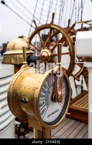 Deutschland, Hamburg 09.11.2024 : Die Gorch Fock 2 der deutschen Marine machte nach ihrem Werftbesuch in der Hamburger Norderwerft zum Open Ship an der Überseebrücke fest. Vom 9,11. bis 10.11.2024 konnten interessierte Gäste das Segelschulschiff der Bundesmarine besichtigen. Open Ship Gorch Fock 2 *** Allemagne, Hambourg 09 11 2024 L'allemand Navys Gorch Fock 2 amarré au Überseebrücke après sa visite du chantier naval Hamburgs Norderwerft du 9 11 au 10 11 2024, les invités intéressés ont pu visiter le navire allemand Navys Open Ship Gorch Fock 2 Banque D'Images