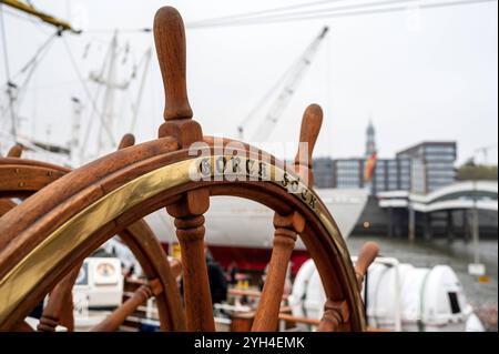 Deutschland, Hamburg 09.11.2024 : Die Gorch Fock 2 der deutschen Marine machte nach ihrem Werftbesuch in der Hamburger Norderwerft zum Open Ship an der Überseebrücke fest. Vom 9,11. bis 10.11.2024 konnten interessierte Gäste das Segelschulschiff der Bundesmarine besichtigen. Open Ship Gorch Fock 2 *** Allemagne, Hambourg 09 11 2024 L'allemand Navys Gorch Fock 2 amarré au Überseebrücke après sa visite du chantier naval Hamburgs Norderwerft du 9 11 au 10 11 2024, les invités intéressés ont pu visiter le navire allemand Navys Open Ship Gorch Fock 2 Banque D'Images