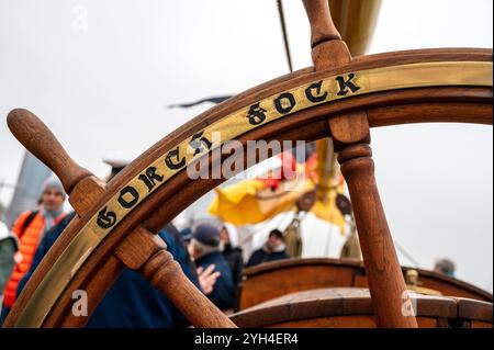 Deutschland, Hamburg 09.11.2024 : Die Gorch Fock 2 der deutschen Marine machte nach ihrem Werftbesuch in der Hamburger Norderwerft zum Open Ship an der Überseebrücke fest. Vom 9,11. bis 10.11.2024 konnten interessierte Gäste das Segelschulschiff der Bundesmarine besichtigen. Open Ship Gorch Fock 2 *** Allemagne, Hambourg 09 11 2024 L'allemand Navys Gorch Fock 2 amarré au Überseebrücke après sa visite du chantier naval Hamburgs Norderwerft du 9 11 au 10 11 2024, les invités intéressés ont pu visiter le navire allemand Navys Open Ship Gorch Fock 2 Banque D'Images