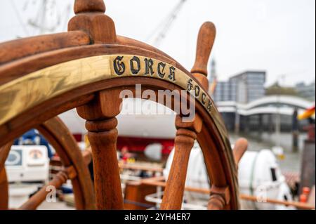 Deutschland, Hamburg 09.11.2024 : Die Gorch Fock 2 der deutschen Marine machte nach ihrem Werftbesuch in der Hamburger Norderwerft zum Open Ship an der Überseebrücke fest. Vom 9,11. bis 10.11.2024 konnten interessierte Gäste das Segelschulschiff der Bundesmarine besichtigen. Open Ship Gorch Fock 2 *** Allemagne, Hambourg 09 11 2024 L'allemand Navys Gorch Fock 2 amarré au Überseebrücke après sa visite du chantier naval Hamburgs Norderwerft du 9 11 au 10 11 2024, les invités intéressés ont pu visiter le navire allemand Navys Open Ship Gorch Fock 2 Banque D'Images