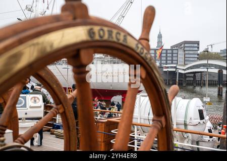 Deutschland, Hamburg 09.11.2024 : Die Gorch Fock 2 der deutschen Marine machte nach ihrem Werftbesuch in der Hamburger Norderwerft zum Open Ship an der Überseebrücke fest. Vom 9,11. bis 10.11.2024 konnten interessierte Gäste das Segelschulschiff der Bundesmarine besichtigen. Open Ship Gorch Fock 2 *** Allemagne, Hambourg 09 11 2024 L'allemand Navys Gorch Fock 2 amarré au Überseebrücke après sa visite du chantier naval Hamburgs Norderwerft du 9 11 au 10 11 2024, les invités intéressés ont pu visiter le navire allemand Navys Open Ship Gorch Fock 2 Banque D'Images