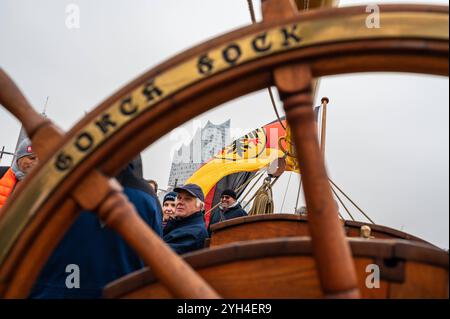 Deutschland, Hamburg 09.11.2024 : Die Gorch Fock 2 der deutschen Marine machte nach ihrem Werftbesuch in der Hamburger Norderwerft zum Open Ship an der Überseebrücke fest. Vom 9,11. bis 10.11.2024 konnten interessierte Gäste das Segelschulschiff der Bundesmarine besichtigen. Open Ship Gorch Fock 2 *** Allemagne, Hambourg 09 11 2024 L'allemand Navys Gorch Fock 2 amarré au Überseebrücke après sa visite du chantier naval Hamburgs Norderwerft du 9 11 au 10 11 2024, les invités intéressés ont pu visiter le navire allemand Navys Open Ship Gorch Fock 2 Banque D'Images