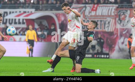 GER, Sachsen, Leipzig, RB Leipzig v. Borussia Moenchengladbach, Fussball, DFB, Bundesliga, 9. Spieltag, Spielzeit 2024/2025, RB Arena, v.l. im Bild : Christoph Baumgartner RB Leipzig 14, Julian Weigl B.- Moenchengladbach 08, Zweikampf, action, Kampf, kaempft um den Ball, DFB/DFL REGLEMENTS INTERDISENT TOUTE UTILISATION DE PHOTOGRAPHIES COMME SÉQUENCES D'IMAGES ET/OU QUASI-VIDÉO, 09.11.2024, *** GER, Saxe, Leipzig, RB Leipzig vs Borussia Moenchengladbach, Football, DFB, Bundesliga, Journée 9, saison 2024 2025, RB Arena, f l in Picture Christoph Baumgartner RB Leipzig 14 , Julian Weigl B Moenchengladbach 08 , d Banque D'Images