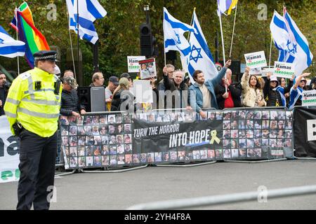 Londres, Royaume-Uni. 6 juillet 2024. Officier de la police métropolitaine en service lors d'une contre-manifestation pro-israélienne près du pont Vauxhall, Londres, lors de la Marche nationale pour la Palestine à l'ambassade américaine. Banque D'Images