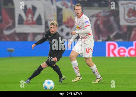 GER, Sachsen, Leipzig, RB Leipzig v. Borussia Moenchengladbach, Fussball, DFB, Bundesliga, 9. Spieltag, Spielzeit 2024/2025, RB Arena, v.l. im Bild : Robin Hack B.- Moenchengladbach 25, Lukas Klostermann RB Leipzig 16, Zweikampf, action, Kampf, kaempft um den Ball, DFB/DFL REGLEMENTS INTERDISENT TOUTE UTILISATION DE PHOTOGRAPHIES COMME SÉQUENCES D'IMAGES ET/OU QUASI-VIDÉO, 09.11.2024, *** GER, Saxe, Leipzig, RB Leipzig vs Borussia Moenchengladbach, Football, DFB, Bundesliga, 9 Journée, saison 2024 2025, RB Arena, f l in Picture Robin Hack B Moenchengladbach 25 , Lukas Klostermann RB Leipzig 16 , duel, action, Banque D'Images