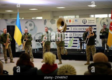 Odessa, Ukraine. 09 novembre 2024. Performance par des musiciens de l'orchestre de concert de l'Académie militaire d'Odessa, Brass Band 'Good Evening' dans le hall du stade Chornomorets. Performance par des musiciens de l'orchestre de concert de l'Académie militaire d'Odessa, Brass Band 'Good Evening' dans le hall du stade Chornomorets. L'objectif est de soutenir le moral de la population pendant l'agression militaire de la Fédération de Russie. Crédit : SOPA images Limited/Alamy Live News Banque D'Images