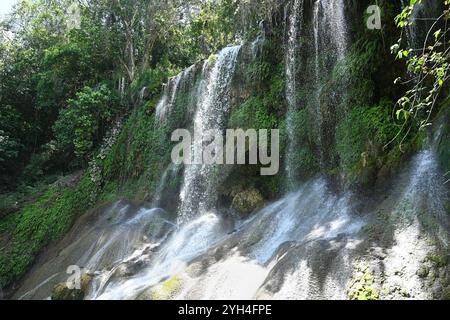 Chutes d'eau pittoresques d'El Nicho à Cuba. El Nicho est situé à l'intérieur du Gran Parque Natural Topes de collantes un parc boisé qui s'étend à travers le Banque D'Images