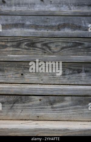 gros plan de bois de pin altéré et usé escaliers. bois gris en calques comme arrière-plan avec espace de copie. mise au point sélective. Banque D'Images