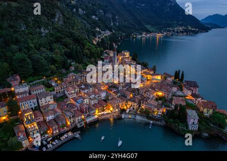 Crépuscule magique sur Varenna Village sur le lac de Côme : une vue aérienne sereine du serein riverain de l'Italie, niché entre les montagnes et le reflet Banque D'Images