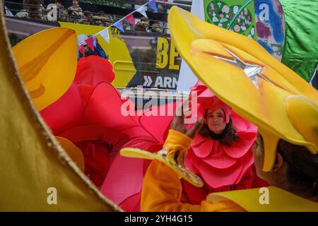 Les participants de la communauté se reposent après le défilé le jour où le maire nouvellement élu de Londres, Alastair King du quartier Queenhithe, voyage à travers la ville de Londres lors du spectacle annuel du maire dans le quartier historique de la capitale, le 9 novembre 2024, à Londres, en Angleterre. Alderman King a été élu 696e Lord Maire de la ville de Londres et la procession dans la partie la plus ancienne de Londres remonte au 12e siècle, lorsque le roi John a permis à l'ancienne ville de Londres de nommer son propre maire et chaque maire nouvellement élu a fait le même voyage annuel Thr Banque D'Images