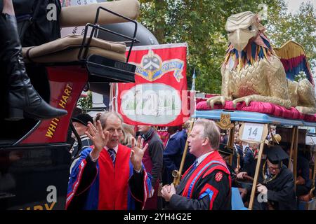 Les échevins se reposent après le défilé le jour où le lord maire nouvellement élu de Londres, Alastair King du quartier Queenhithe, voyage à travers la ville de Londres lors du spectacle annuel du lord maire dans le quartier historique de la capitale, le 9 novembre 2024, à Londres, en Angleterre. Alderman King a été élu 696e maire de la ville de Londres et la procession dans la partie la plus ancienne de Londres remonte au 12e siècle, lorsque le roi John a autorisé l'ancienne ville de Londres à nommer son propre maire et chaque maire nouvellement élu a fait le même voyage annuel à travers la stree Banque D'Images