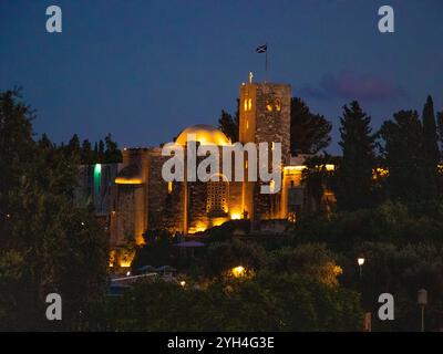 Église St Andrew et maison d'hôtes la nuit Banque D'Images