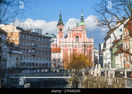 Ljubljana : rivière Ljubljanica, avec l'église franciscaine de l'Annonciation en arrière-plan. Slovénie. Banque D'Images