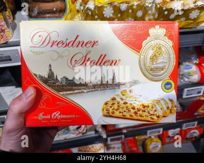 Augsbourg, Bavière, Allemagne - 9 novembre 2024 : original Dresdner Stollen, ou Noël stollen de Dresde dans un supermarché, début des ventes de Noël stollen de la ville de Stollen, symbole d'authenticité et original avec sceau. *** Original Dresdner Stollen, bzw. Christstollen aus Dresden in einem Supermarkt, Verkaufsstart von Weihnachtsstollen aus der Stadt der Stollen, Symbol für Echtheit und original mit Siegel. Banque D'Images