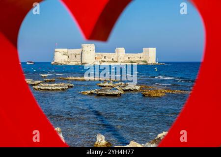 Kizkalesi, province de Mersin, Turquie. La forteresse de Kizkalesi dans la mer Méditerranée au sud de la Turquie. Le château de Kizkalesi couvre la majeure partie de la zone de la petite île, qui est située près de la rive de la ville de Kizkalesi et est accessible par un court voyage en bateau. La forteresse a d'abord été construite par un empereur byzantin au XIe siècle de notre ère, puis reconstruite par les Byzantins, puis par un monarque du Royaume arménien de Cilicie. C'est un site historique et touristique important avec diverses légendes qui lui sont attachées Banque D'Images