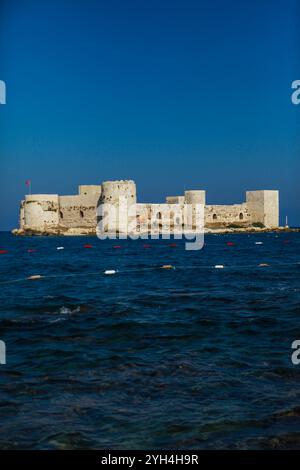 Kizkalesi, province de Mersin, Turquie. La forteresse de Kizkalesi dans la mer Méditerranée au sud de la Turquie. Le château de Kizkalesi couvre la majeure partie de la zone de la petite île, qui est située près de la rive de la ville de Kizkalesi et est accessible par un court voyage en bateau. La forteresse a d'abord été construite par un empereur byzantin au XIe siècle de notre ère, puis reconstruite par les Byzantins, puis par un monarque du Royaume arménien de Cilicie. C'est un site historique et touristique important avec diverses légendes qui lui sont attachées Banque D'Images