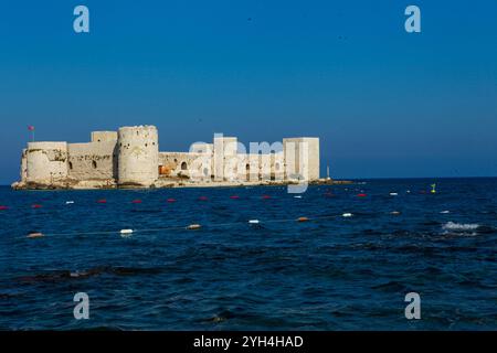 Kizkalesi, province de Mersin, Turquie. La forteresse de Kizkalesi dans la mer Méditerranée au sud de la Turquie. Le château de Kizkalesi couvre la majeure partie de la zone de la petite île, qui est située près de la rive de la ville de Kizkalesi et est accessible par un court voyage en bateau. La forteresse a d'abord été construite par un empereur byzantin au XIe siècle de notre ère, puis reconstruite par les Byzantins, puis par un monarque du Royaume arménien de Cilicie. C'est un site historique et touristique important avec diverses légendes qui lui sont attachées Banque D'Images