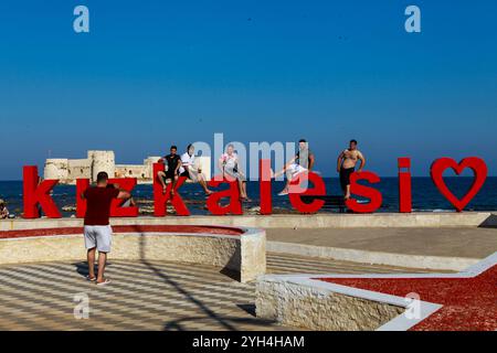 Kizkalesi, province de Mersin, Turquie. La forteresse de Kizkalesi dans la mer Méditerranée au sud de la Turquie. Le château de Kizkalesi couvre la majeure partie de la zone de la petite île, qui est située près de la rive de la ville de Kizkalesi et est accessible par un court voyage en bateau. La forteresse a d'abord été construite par un empereur byzantin au XIe siècle de notre ère, puis reconstruite par les Byzantins, puis par un monarque du Royaume arménien de Cilicie. C'est un site historique et touristique important avec diverses légendes qui lui sont attachées Banque D'Images