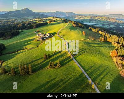 Chaîne de montagnes près du village Wertach, vue sur mt. Gruenten, lever du soleil, brouillard dans la vallée, ferme traditionnelle, vue aérienne, Allgaeu, Bavière, Allemagne Banque D'Images