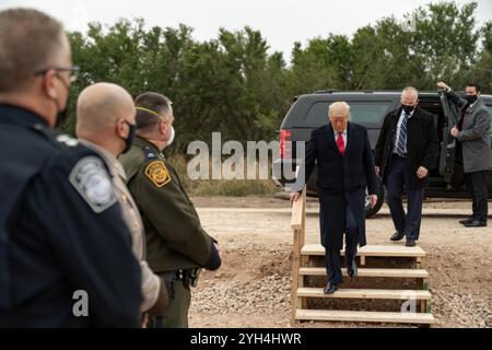 Alamo, États-Unis d'Amérique. 12 janvier 2021. Le président américain Donald Trump arrive pour voir les murs nouvellement construits le long de la frontière américano-mexicaine, le 12 janvier 2021 près d'Alamo, au Texas. La construction du mur frontalier coûte environ 20 millions de dollars par mille. Crédit : Shealah Craighead/White House photo/Alamy Live News Banque D'Images