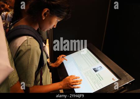 Kolkata, Bengale occidental, Inde. 9 novembre 2024. Célébrant la Journée internationale du Centre scientifique et des musées scientifiques et la Journée mondiale de la science pour la paix et le développement, une exposition de deux semaines intitulée ''Brilliance Beyond Borders : Our Triomphs, Trials, Travails, and Trends at the Science Nobels'' a ouvert ses portes au Birla Industrial & Technological Museum (BITM). Inauguré par le Professeur Asim K. Duttaroy, Faculté de médecine de l’Université d’Oslo et membre du Comité du Prix Nobel de physiologie ou de médecine, l’événement a vu la présence du Directeur du BITM Subhabrata Chaudhuri, d’invités estimés et de centaines d’amateurs Banque D'Images