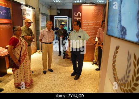 Kolkata, Bengale occidental, Inde. 9 novembre 2024. Célébrant la Journée internationale du Centre scientifique et des musées scientifiques et la Journée mondiale de la science pour la paix et le développement, une exposition de deux semaines intitulée ''Brilliance Beyond Borders : Our Triomphs, Trials, Travails, and Trends at the Science Nobels'' a ouvert ses portes au Birla Industrial & Technological Museum (BITM). Inauguré par le Professeur Asim K. Duttaroy, Faculté de médecine de l’Université d’Oslo et membre du Comité du Prix Nobel de physiologie ou de médecine, l’événement a vu la présence du Directeur du BITM Subhabrata Chaudhuri, d’invités estimés et de centaines d’amateurs Banque D'Images