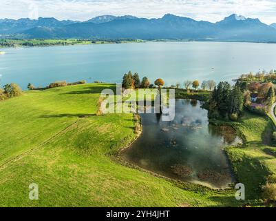 Vue aérienne de Toteisloch au village de Dietringen, lac créé par la fusion lente de l'iceberg, lac Forggensee, Ammergauer Alpen, Allgaeu, Bavière, Allemagne Banque D'Images