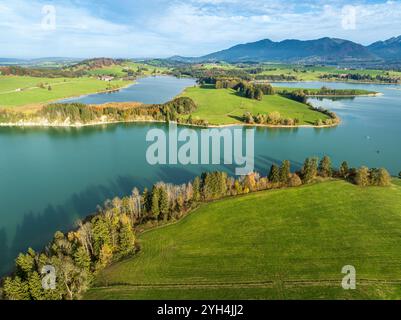 Vue aérienne du lac Forggensee, près de Dietringen, Ammergauer Alpen, Allgaeu, Bavière, Allemagne Banque D'Images