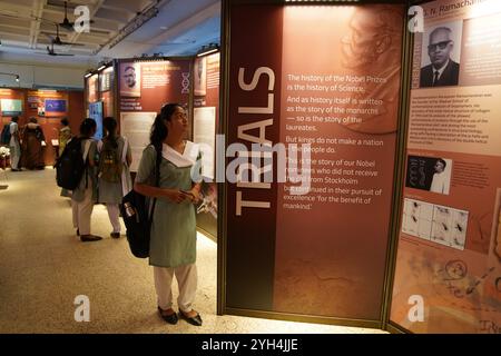 Kolkata, Bengale occidental, Inde. 9 novembre 2024. Célébrant la Journée internationale du Centre scientifique et des musées scientifiques et la Journée mondiale de la science pour la paix et le développement, une exposition de deux semaines intitulée ''Brilliance Beyond Borders : Our Triomphs, Trials, Travails, and Trends at the Science Nobels'' a ouvert ses portes au Birla Industrial & Technological Museum (BITM). Inauguré par le Professeur Asim K. Duttaroy, Faculté de médecine de l’Université d’Oslo et membre du Comité du Prix Nobel de physiologie ou de médecine, l’événement a vu la présence du Directeur du BITM Subhabrata Chaudhuri, d’invités estimés et de centaines d’amateurs Banque D'Images