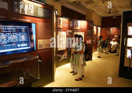 Kolkata, Bengale occidental, Inde. 9 novembre 2024. Célébrant la Journée internationale du Centre scientifique et des musées scientifiques et la Journée mondiale de la science pour la paix et le développement, une exposition de deux semaines intitulée ''Brilliance Beyond Borders : Our Triomphs, Trials, Travails, and Trends at the Science Nobels'' a ouvert ses portes au Birla Industrial & Technological Museum (BITM). Inauguré par le Professeur Asim K. Duttaroy, Faculté de médecine de l’Université d’Oslo et membre du Comité du Prix Nobel de physiologie ou de médecine, l’événement a vu la présence du Directeur du BITM Subhabrata Chaudhuri, d’invités estimés et de centaines d’amateurs Banque D'Images