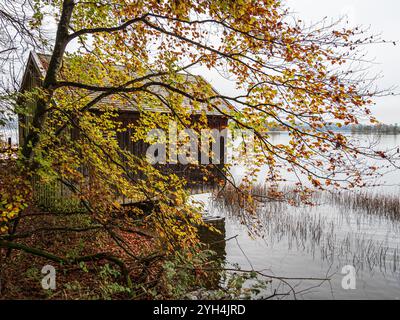 Hangar à bateaux au lac Staffelsee, près de Murnau, Bavière, Allemagne. Banque D'Images