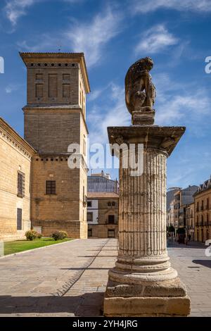 Vue verticale de l'entrée, avec une colonne et une sculpture, de l'Hôpital de Santiago à Ubeda, Jaen, Andalousie, Espagne, ville du patrimoine mondial de l'UNESCO Banque D'Images