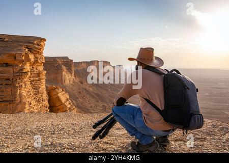 Photographe d'aventure à Edge of the World, un site naturel et une destination touristique populaire près de Riyad -Arabie Saoudite. Banque D'Images