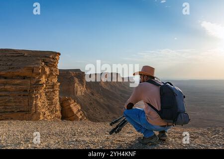 Un photographe d'aventure à Edge of the World, un point de repère naturel et une destination touristique populaire près de Riyad -Arabie Saoudite.08-novembre-2019. Banque D'Images