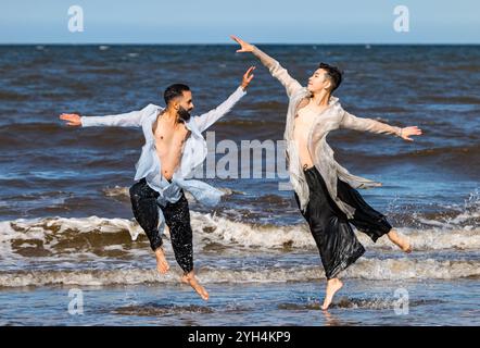 Les danseurs Aakash Odedra et Hu Shenyuan se produisent sur la plage de Portobello avant l’ouverture de leur duo Samsara, Édimbourg, Écosse, Royaume-Uni Banque D'Images