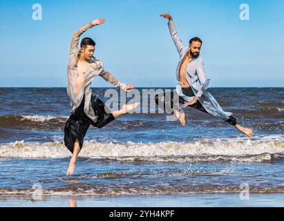 Les danseurs Aakash Odedra et Hu Shenyuan se produisent sur la plage de Portobello avant l’ouverture de leur duo Samsara, Édimbourg, Écosse, Royaume-Uni Banque D'Images