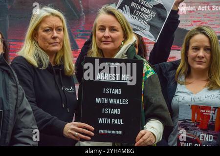 Londres, Royaume-Uni. 09 novembre 2024. Les manifestants tiennent une pancarte en soutien aux baleines et à Paul Watson lors d'une manifestation devant le Parlement à Westminster en soutien au militant anti-baleine Paul Watson. Le fondateur du groupe de conservation Sea Shepherd a été arrêté au Groenland et fait face à des accusations au Japon de complice d'agression et d'intrusion dans un navire, ce qui pourrait l'amener à être condamné à 15 ans de prison. Crédit : SOPA images Limited/Alamy Live News Banque D'Images