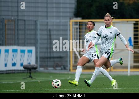 Sarai Linder (VfL Wolfsburg, #39) Am Ball, dahinter Sveindis Jane Jonsdottir (VfL Wolfsburg, #23), GER, TSG 1899 Hoffenheim vs VfL Wolfsburg, Google Pixel Frauen Bundesliga, 9. Spieltag, saison 2024/2025, 09.11.2024 la réglementation DFB interdit toute utilisation de photographies comme séquences d'images et/ou quasi-vidéo Foto : Eibner-Pressefoto/Michael Memmler Banque D'Images