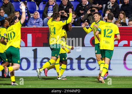 Zwolle, pays-Bas. 09 novembre 2024. ZWOLLE, PAYS-BAS - 9 NOVEMBRE : Ezequiel Bullaude de Fortuna Sittard célèbre après avoir marqué le premier but de son équipe, Ryan Fosso de Fortuna Sittard, Ivo Pinto de Fortuna Sittard, Rodrigo Guth de Fortuna Sittard lors du match néerlandais Eredivisie entre Pec Zwolle et Fortuna Sittard au stade MAC³PARK le 9 novembre 2024 à Zwolle, pays-Bas. (Photo de Peter Lous/Orange Pictures) crédit : Orange pics BV/Alamy Live News Banque D'Images
